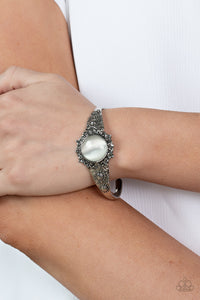 Paparazzi Extravagantly Enchanting - White Bracelet
